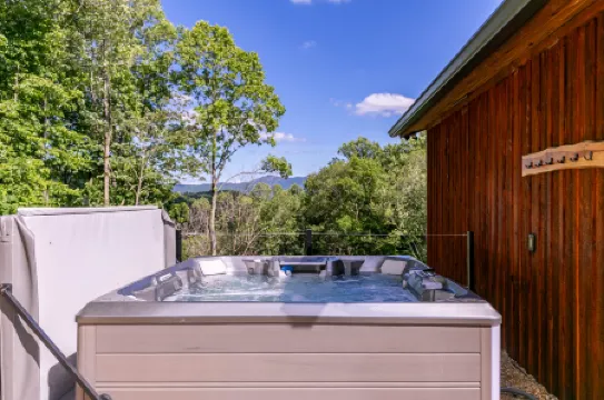 Mountain Views and Hot Tub - Luxurious Mountain Retreat