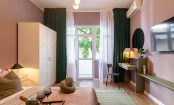 Delightful University Square 1BR, Balcony Church Views