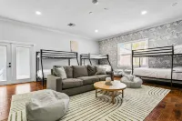 Luxe Waterfront Hideaway w Pool & Pirate Ship Dock Hotels in Westchase