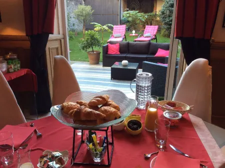 Les Lamartine-Chambres d'hôtes Отели в г. Руйон