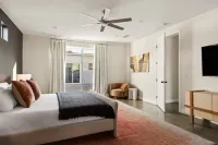 Stunning Courtyard with Hot Tub and Fire Pit - Modern Oasis Retreat