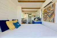 Stylish Container Retreat - LED Rooftop Deck, Custom Shower Hotels in McLennan County