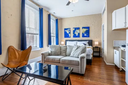 Charming Studio Overlooking Cobblestone Street - Cozy Retreat