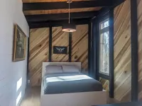 Modern Cloudland Cabin, 1.5 miles of private trails through 10 acres of woodland