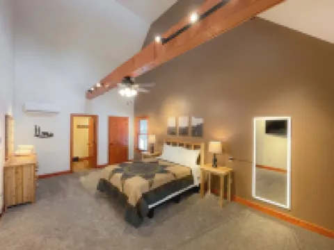 Pine Crest Lodge, 8Br 5BA Home with Large Yard, Fire Pit, & Private Hot Tub