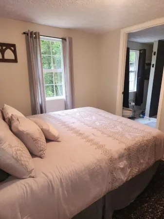 Curve Cottage located on The Rattlesnake 192 just outside of Somerset.