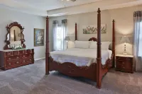 Lincoln Luxury~ Spacious 5BR w/2 Kings & Boat Parking!