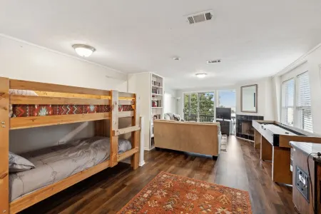 Lone Star Lake Cottage, SUNSET VIEWS, NEW deck/boat dock/putting green