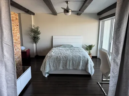 Modern 1-bedroom Penthouse Suite  fitness room, WiFi in delightful Pompano Beach