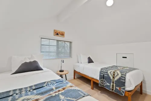 Greeley Lodge: Hot Tub, Sauna, Steps to Downtown