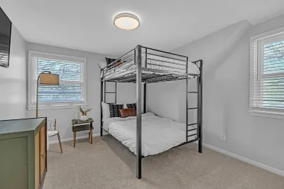 ~Central Haven~Stylish ~Warm~ Charm ~ MSU Hotel in zona Rounders Sports Bar & Grill