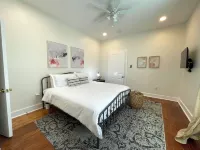 Beautifully Restored! 3 Bedroom Home - 15 Min FQ!  호텔