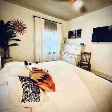 Stylish 1Br Condo in Historic Building- Premium Location in Nob Hill NW Alphabet Rooms