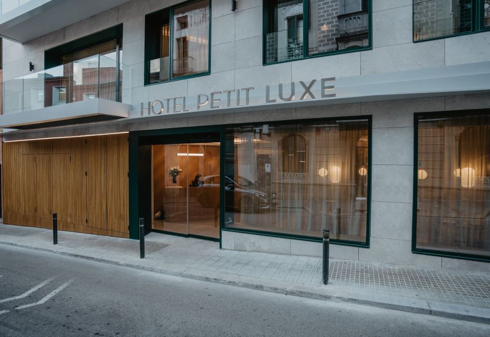 Hotel Petit Luxe의 고급스러운 객실 인테리어
