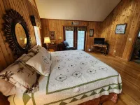 Beautiful family friendly 4 bedroom Resort Chalet with Fireplace