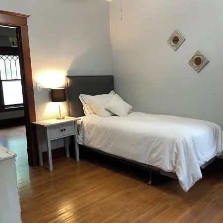 Charming 2-bedroom house in lovely Algona with WiFi, AC Отели в г. Алгона