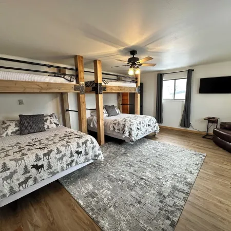 Cozy 1-bedroom apartment unit C, sleeps 6  across from famous Cody Nite Rodeo!