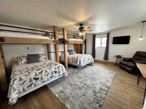 Cozy 1-bedroom apartment unit C, sleeps 6  across from famous Cody Nite Rodeo!