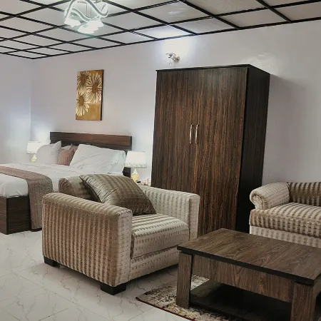 Jolie Suites