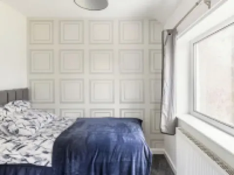 3 Bed House - Sleeps 5 - Parking - Garden - Wifi Hotels in Blackburn