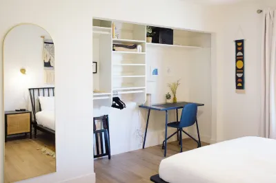 The Palmera House - walkable to Coachella and Stagecoach Hotels near Walgreens