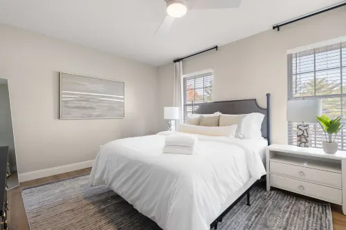 5-Star 5Br Townhome 1.5 Miles to ND --> Modern + Clean --> Perfect for Groups