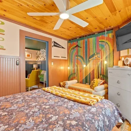 The Glass Garden - 60s/70s Retro-Themed Apartment