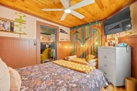 The Glass Garden - 60s/70s Retro-Themed Apartment