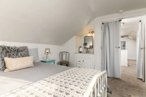 Delightful 6-bedroom house close to beach and casino with WiFi in Lincoln City