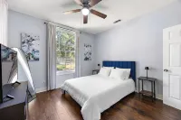 Charming Cottage in historic Nacogdoches. Steps away from the brick streets!