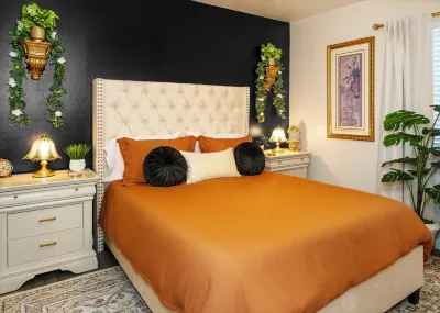 ~Villa Golden~ Centrally located, King Bed! Hotels in 