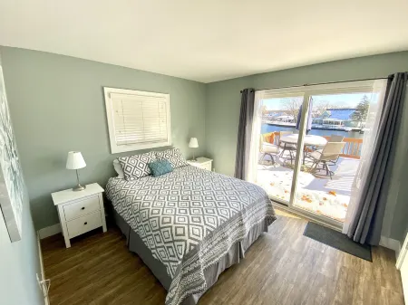 Newly remodeled LAKE HOUSE with HOT TUB, Game Room, Large DECK on PAW PAW LAKE