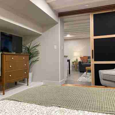 Stylish Guest Suite in Alberta Arts - New Hot Tub Too! Rooms