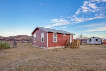 Red cabin with Panoramic Mountain View Cabin for 5