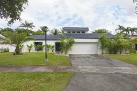 Sunset Retreat - Spacious 5-bedroom house with POOL in awesome Miami Hotels in Sunset