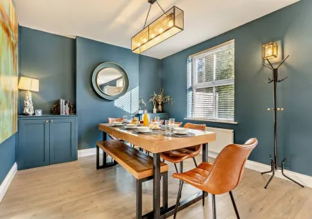 Luxury cottage with hot tub & log burner in Town