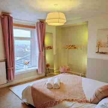 Ty Hiraeth A Charming Stay Steps Away from Caerphilly Castle! Rooms