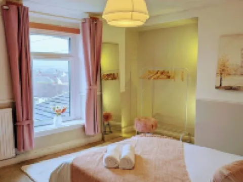 Ty Hiraeth A Charming Stay Steps Away from Caerphilly Castle! Hotels in Caerphilly