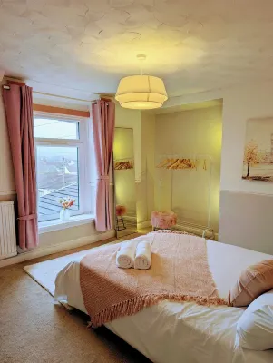 Ty Hiraeth A Charming Stay Steps Away from Caerphilly Castle!