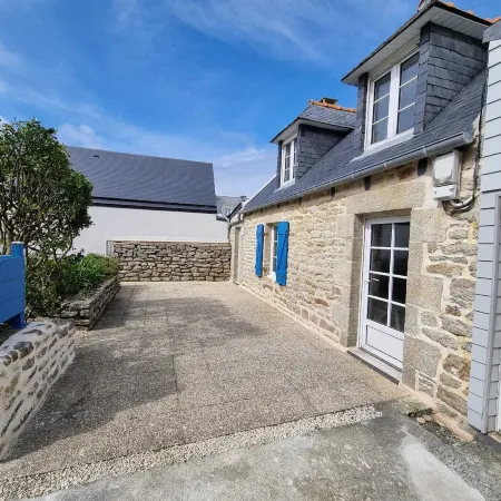 Real Fisherman's house, Close to beach, port and windsurfing Отели в г. Пенмарш