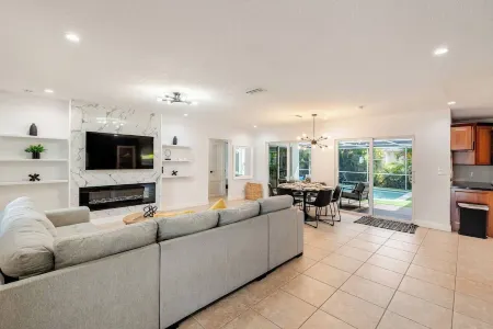 Modern Oakland Park Gem –Private Pool-Free Parking-Long Term Stays
