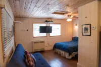 China Alley Cabin C: Cute & Cozy Cottage w/ Deck Hotels in La Porte