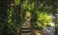 Hilltop Haven LA: Mountain Views & Luxury King Bed near Excellent Food!