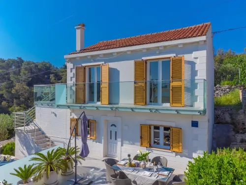 Uniquely designed Villa Ivana Solta Island with Jacuzzi and sea view Hotels in Rogac