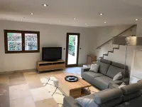 Villa 200 m from Lake Annecy with terrace and parking Hoteles en Sévrier