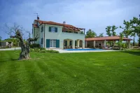 Charming Villa with Large Heated Pool, 2 Tennis Courts, Jaccuzzi Hotels in Butkovici
