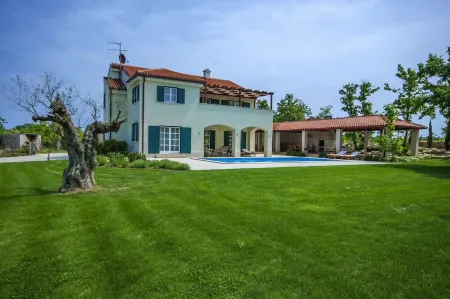 Charming Villa with Large Heated Pool, 2 Tennis Courts, Jaccuzzi Отели в г. Butkovici