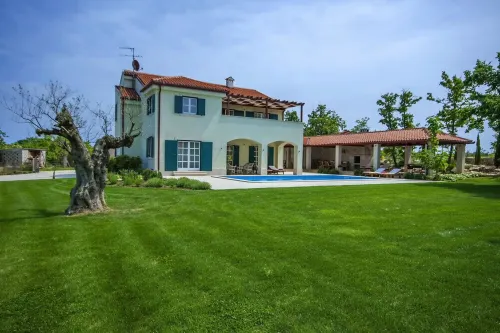 Charming Villa with Large Heated Pool, 2 Tennis Courts, Jaccuzzi Hotels in Općina Svetvinčenat