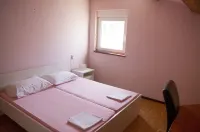 Villa Olga Apartment B. 125 meters from the sea with pool and sea view Hotels in Banjole