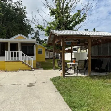 Off Duty Retreat ~ Sleeps 10,  Screen Porch, Plenty of Parking, Blackstone Grill